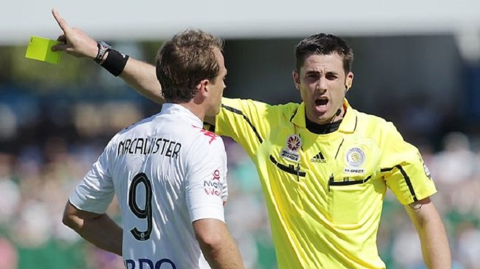 Jarred Gillett wasit asal Australia.