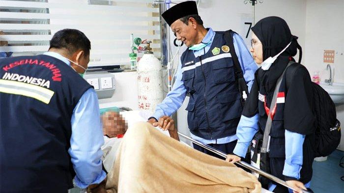 BADAL HAJI - Tim Kesehatan Haji Indonesia dan layanan Bimbingan Ibadah menjenguk salah satu jemaah yang mendapat perawatan di Klinik Kesehatan Haji Indonesia di Madinah. Jemaah yang sakit seperti ini mendapatkan hak untuk badal haji.