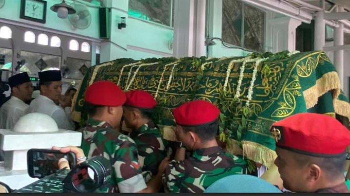 TITIEK PUSPA MENINGGAL DUNIA - Jenazah dibawa dari rumah duka ke masjid untuk disalatkan sebelum dimakamkan di tempat pemakaman umum (TPU) Tanah Kusir, Jakarta Selatan, Jumat (11/4/2025).