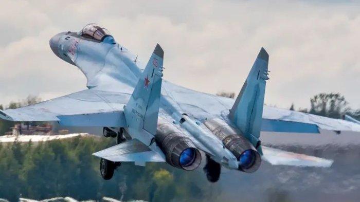 LEPAS LANDAS - Tangkapan layar yang diambil dari situs Defense Security Asia Selasa (28/1/2025), menunjukkan jet tempur Sukhoi Su-35 (Flanker-E) lepas landas