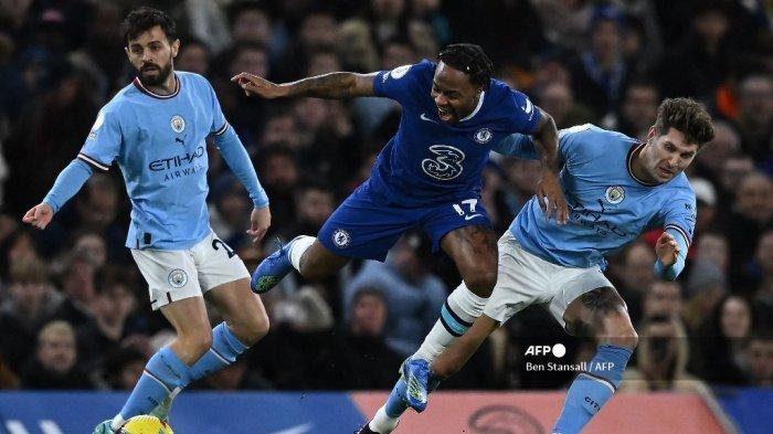 Bek Manchester City John Stones (kanan) menjegal gelandang Chelsea Raheem Sterling (tengah) selama pertandingan Liga Utama Inggris antara Chelsea dan Manchester City di Stamford Bridge di London pada 5 Januari 2023.