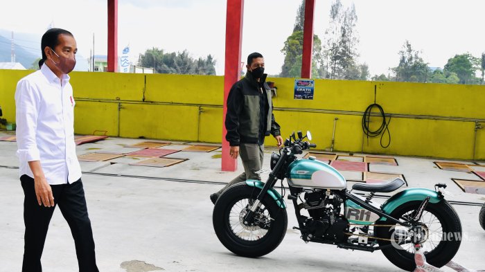 Presiden Joko Widodo bersiap mengendarai sepeda motor saat kunjungan kerja (kunker) ke Provinsi Sumatera Utara, Rabu (2/2/2022). Presiden Jokowi menunggangi Kawasaki W175 custom dari Simpang Sibisa, Kabupaten Toba, menuju Kawasan Pantai Bebas Parapat, Kabupaten Simalungun, sejauh 11 kilometer. Tribunnews/HO/Biro Pers Setpres/Laily Rachev