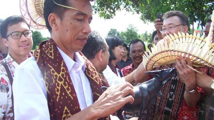 Jokowi pakai topi rote