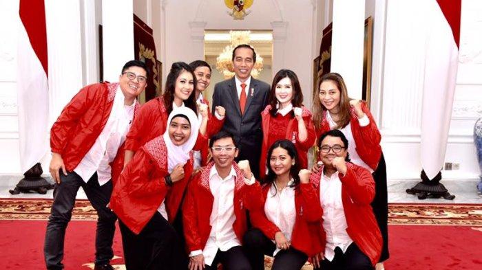 Joko Widodo (Jokowi) saat masih menjabat sebagai Presiden RI berpose bersama sejumlah tokoh Partai Solidaritas Indonesia (PSI).