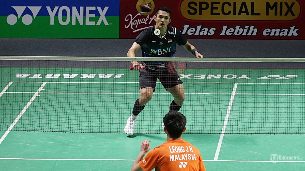 Pebulutangkis Indonesia Jonatan Christie bertanding melawan wakil dari Malaysia Leong Jun Hao pada babak 32 besar Indonesia Open 2024 di Istora Senayan, Jakarta Selatan, Rabu (5/6/2024). Jonatan Christie kandas dalam rubber game, pada gim pertama dengan skor 13-21, gim kedua 21-16 dan gim ketiga 12-21. Tribunnews/Jeprima