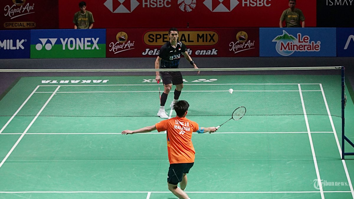 Pebulutangkis Indonesia Jonatan Christie bertanding melawan wakil dari Malaysia Leong Jun Hao pada babak 32 besar Indonesia Open 2024 di Istora Senayan, Jakarta Selatan, Rabu (5/6/2024). Jonatan Christie kandas dalam rubber game, pada gim pertama dengan skor 13-21, gim kedua 21-16 dan gim ketiga 12-21. Tribunnews/Jeprima