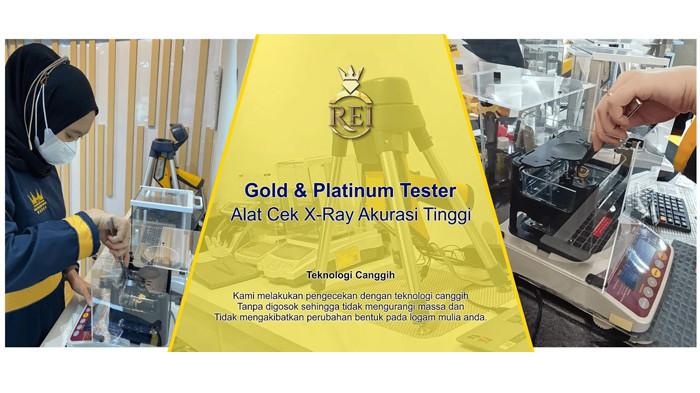 Pembeli wanita melihat perhiasan emas yang ditunjukan pegawai.