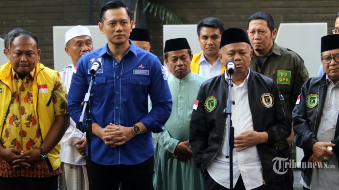 Ketua Umum (Ketum) Partai Demokrat, Agus Harimurti Yudhoyono (AHY) bersama Sekretariat Bersama (Sekber) Kuning Ijo Biru (KIB) pendukung Anies Baswedan menggelar jumpa pers usai berdiskusi di DPP Partai Demokrat, Jalan Proklamasi, Menteng, Jakarta Pusat, Rabu (7/6/2023). AHY mengaku tidak memaksakan diri untuk menjadi cawapres dari Anies Baswedan. WARTA KOTA/HENRY LOPULALAN