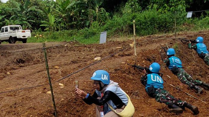 JURNALIS BOOTCAMP PASUKAN PBB - Dalam kolaborasi bersejarah, Pusat Misi Pemeliharaan Perdamaian Tentara Nasional Indonesia (PMPP TNI) dan United Nations Information Centre (UNIC) Jakarta menyelenggarakan 'Journalist Boot Camp: Experiencing Indonesia’s Peacekeeping Mission' pertama, yang berlangsung pada 14–15 Mei 2025 di Sentul, Bogor, Jawa Barat. Sepuluh jurnalis terpilih dari berbagai media terkemuka di Indonesia mengikuti program dua hari tersebut.