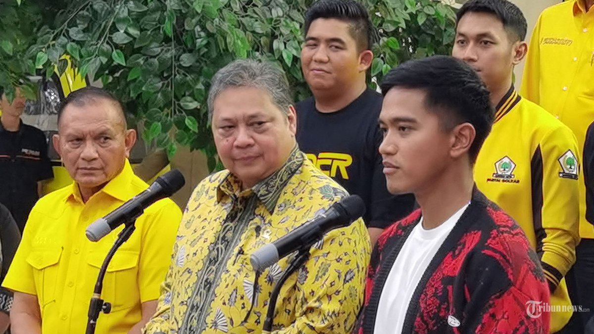 Ketua Umum Golkar Airlangga Hartarto saat berjabat tangan dengan Ketua Umum PSI Kaesang Pangarep bertemu di DPP Golkar, Jakarta Barat, Rabu (18/10/2023). Pertemuan ini sebagai bagian silaturahmi politik jelang Pemilu 2024. Tribunnews/Jeprima