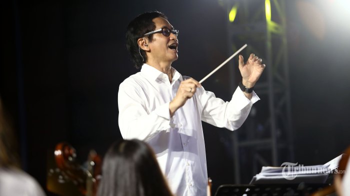 Komponis Addie MS bersama Twilite Orchestra tampil menghibur pengunjung pada acara Orchestra on Station di Stasiun BNI City, Jakarta Pusat, Jumat (16/9/2022) malam. Acara tersebut merupakan rangkaian HUT ke-14 KAI Commuter dengan mengusung tema Cinta Mengubah Budaya Menuju Indonesia Maju. Berbeda dengan penampilan orchestra pada umumnya, kali ini Addie MS bersama Twilite Orchestra berpakaian secara casual dengan memakai kemeja putih dan celana jeans. WARTA KOTA/ANGGA BHAGYA NUGRAHA