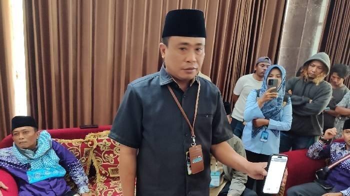 KAKANWIL SIAP MUNDUR - Kepala Kantor Wilayah (Kakanwil) Kemenag NTB Zamroni Aziz saat menunjukkan data manifest Haji dan memberikan jaminan kepada Bupati Lombok Tengah Lalu Pathul Bahri dan ratusan massa yang hadir terkait keberangkatan haji besok, Rabu (7/5/2025). Pasalnya, keberangkatan Pathul Bahri untuk ibadah haji ke tanah suci pada tahun 2025 ini sudah ditunda sebanyak 2 kali, padahal sang bupati sudah menggelar acara pelepasan.