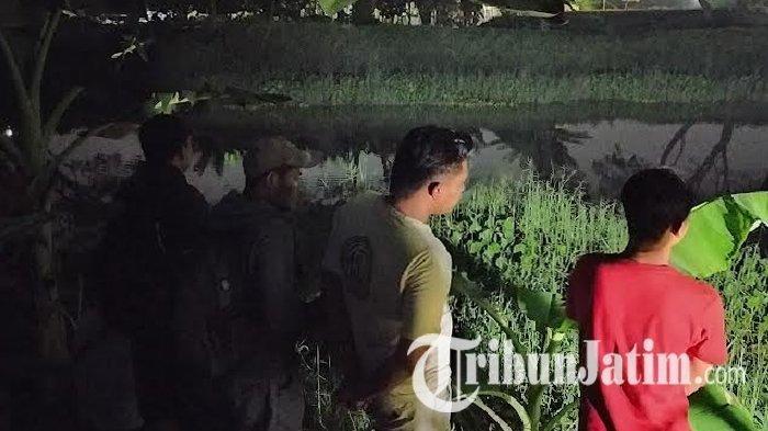 KAKEK TEWAS TENGGELAM - Kerabat korban memeriksa kondisi pinggiran Sungai Kali Makmur kawasan Jalan Gunung Sari Indah, Kedurus, Karang Pilang, Surabaya, Selasa (27/5/2025) malam. Mereka sedang mencari keberadaan MK (65) yang dikabarkan hilang sejak Selasa pagi diduga tenggelam di sana. Kemudian pada Rabu (28/5/2025) pagi, korban ditemukan dalam kondisi tidak bernyawa.