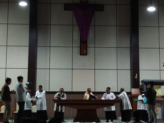 PENCUCIAN ALTAR - Ibadah Pencucian Altar dengan Anggur usai Misa Kamis Putih di Gereja Santo Bartolomeus, Paroki Taman Galaxi, Bekasi, Jawa Barat, Kamis (17/4/2025).