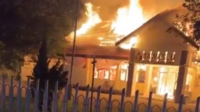 Kantor Badan Pengawas Pemilu (Bawaslu) Kota Palangkaraya di Jalan Tjilik Riwut Km 3,8 luder terbakar, Kamis (20/7/2023) pagi.