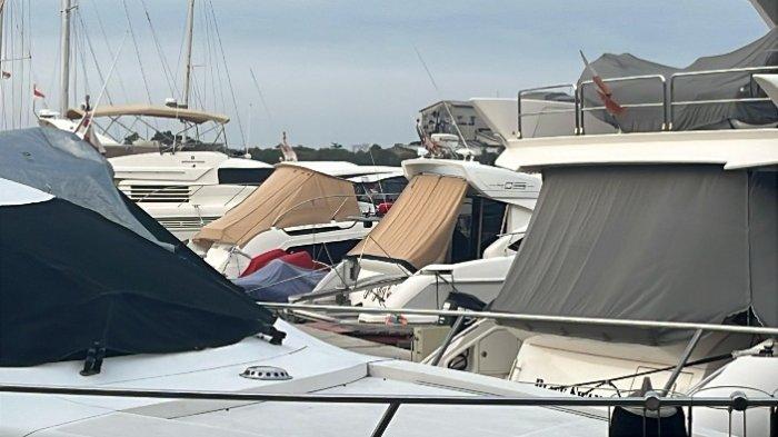 SUAP VONIS LEPAS - Kondisi terkini kapal pesiar atau yacht milik advokat Ariyanto Bakrie di dermaga Batavia Marina, Ancol, Pademangan, Jakarta Utara, Jumat (25/4/2025). Advokat Ariyanto Bakrie ditetapkan sebagai tersangka dan ditahan Kejaksaan Agung (Kejagung) atas kasus dugaan suap terkait vonis lepas terhadap tiga korporasi yang terjerat perkara korupsi ekspor minyak sawit mentah atau crude palm oil (CPO).