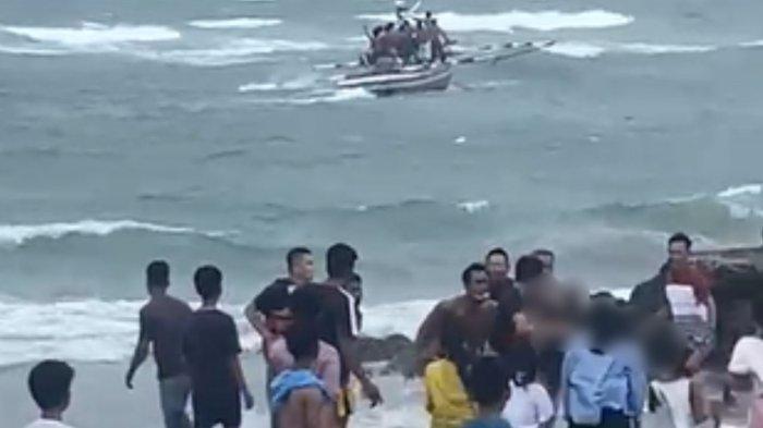 KAPAL WISATA TENGGELAM - Warga melakukan proses evakuasi korban tenggelam kapal terbalik di Pantai Tapak Paderi, Bengkulu. Korban selamat ceritakan detik-detik kapal wisata Pulau Tikus alami mati mesin, dihantam obak akhirnya tenggelam tewaskan 7 korban, 10 hilang.