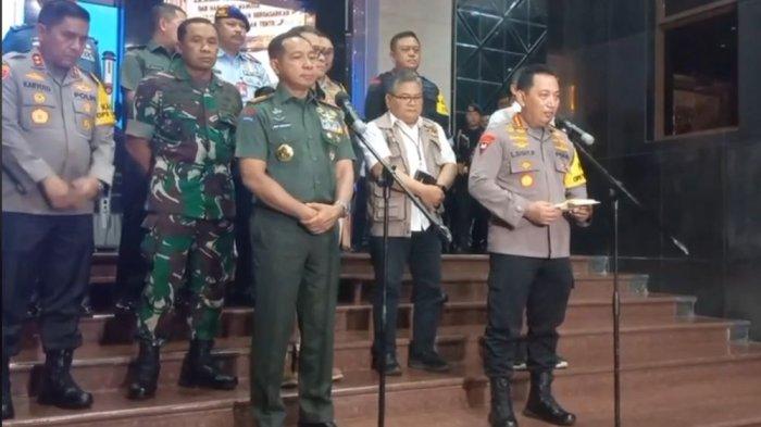 Kapolri Jenderal Polisi Listyo Sigit Prabowo dan Panglima TNI Jenderal Agus Subiyanto di Gedung Promoter Mapolda Metro Jaya Jakarta pada Minggu (31/12/2023) malam. - Penyebab 15 oknum anggota TNI melakukan penganiayaan terhadap tujuh relawan Ganjar-Mahfud di Boyolali, begini hasil pemeriksaan sementara.