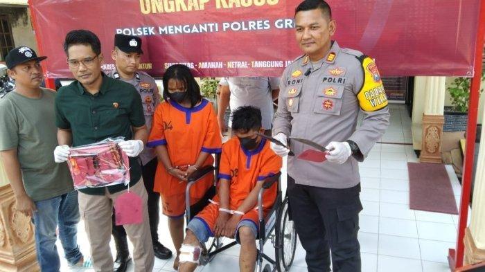 Kapolsek Menganti AKP Roni Ismullah (kanan) dan tersangka di Mapolsek Menganti, Selasa (30/4/2024).