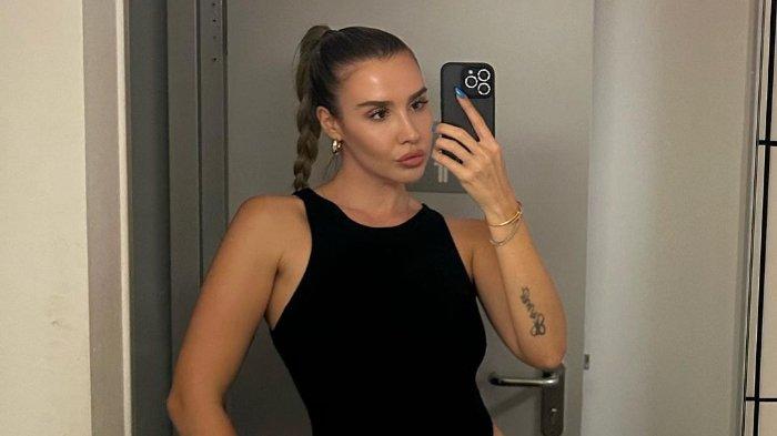 Kardelen Queck, seorang selebgram wanita di Jerman. Ia pernah diancam oleh seorang pria Rusia di sebuah kereta bawah tanah di Jerman, yang menyangka dia adalah orang Ukraina pada 7 Juli 2023.