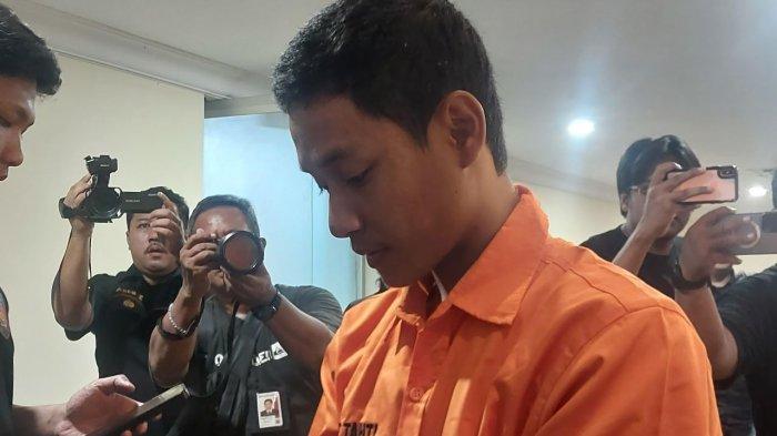 PEMBUNUHAN BOS SEMBAKO - Tersangka AS (22), karyawan tersangka pembunuhan bos sembako, inisial A, saat dihadirkan polisi dalam jumpa pers di di Aula Satya Haprabu Ditreskrimum Polda Metro Jaya, Jakarta, Selasa (3/6/2025). AS diduga melakukan pembunuhan terhadap A di ruko tempat usahanya, Jalan Raya Jatimakmur, Pondok Gede, Kota Bekasi, Jawa Barat, Sabtu, 31 Mei 2025. 