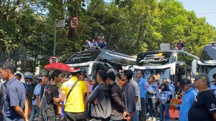 DEMO BUS PARIWISATA - Ribuan pekerja di Jawa Barat melakukan unjuk rasa di depan kantor Gubernur Jawa Barat, Gedung sate, Jalan Diponegoro, Kota Bandung pada Senin (21/7/2025).