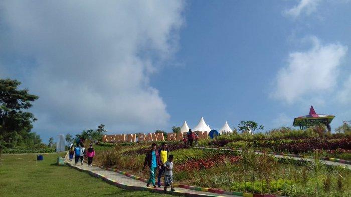 Wisatawan tengah menikmati momen liburan di Kebun Raya Batam, Kepri.