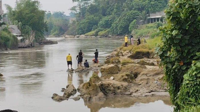 TENGGELAM- Situasi terkini pencarian dua orang hanyut di Sungai Silau, Kecamatan Kisaran, Kabupaten Asahan, Kamis (3/7/2025).