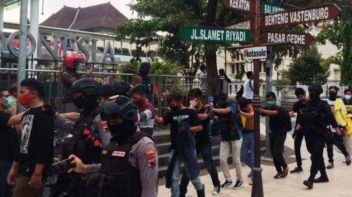 Para pelajar dan kelompok anarko yang diamankan polisi diduga akan mengikuti aksi unras tolak Omnibus Law di depan Balai Kota Solo, Jawa Tengah, Senin (12/10/2020).