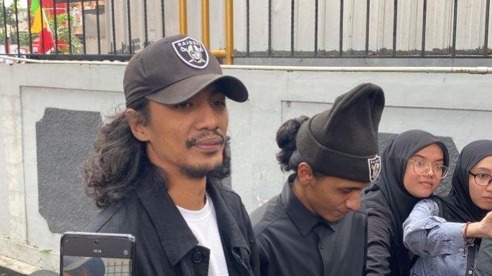 VADEL BADJIDEH SIDANG - Kakak Vadel Badjideh, Martin dan Bintang Badjideh hadir di Pengadilan Negeri Jakarta Selatan, Rabu (25/6/2025). Kehadiran keluarga Vadel untuk memberikan dukungan. (Tribunnews.com/Fauzi Alamsyah).