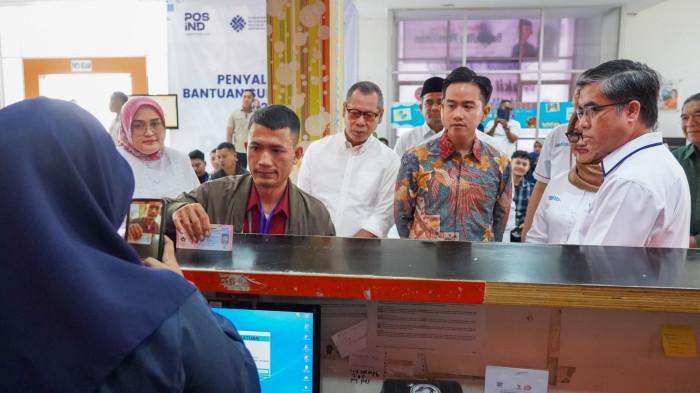 PENYALURAN BSU - Wakil Presiden, Gibran Rakabuming Raka, didampingi Menteri Ketenagakerjaan, Yassierli, meninjau pelaksanaan Bantuan Subsidi Upah (BSU) Tahun 2025 di Kantor Pos KCU Jakarta Flora, Jalan RS Fatmawati, Jakarta Selatan, Kamis (17/7/2025). Kegiatan ini merupakan bagian dari upaya monev terhadap penyaluran BSU bagi para pekerja.
