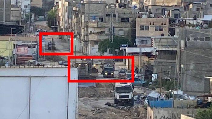 Kendaraan militer Israel memasuki kamp Tulkarem di Tepi Barat setelah infrastrukturnya hancur selama serangan pendudukan yang sedang berlangsung pada Selasa (21/11/2023).