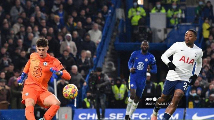 Penjaga gawang Chelsea asal Spanyol Kepa Arrizabalaga (kiri) membersihkan bola saat pertandingan sepak bola Liga Inggris antara Chelsea dan Tottenham Hotspur di Stamford Bridge di London pada 23 Januari 2022.