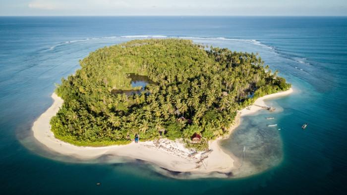 KEINDAHAN KEPULAUAN MENTAWAI - Keindahan alam Indonesia di Kepulauan Mentawai telah membuatnya menjadi salah satu destinasi favorit turis mancanegara, termasuk sejumlah bintang Hollywood.