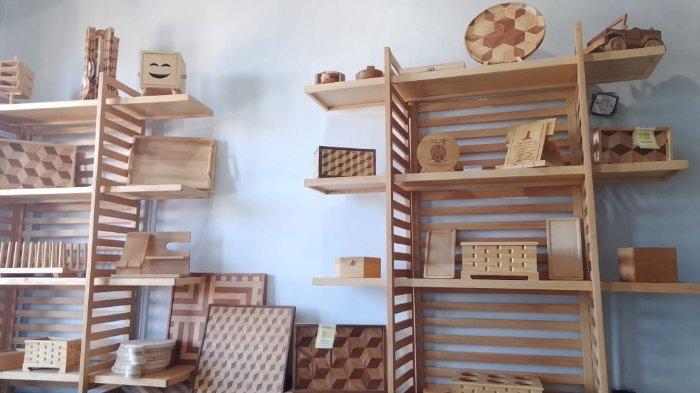 Produk Adi Sutaryo Craft, kerajinan dari kayu pinus asal Tawangmangu, Karanganyar.