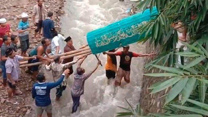 Viral Keranda Jenazah di Ponorogo Diseberangkan Pakai Bambu Akibat Jembatan Ambrol Diterjang Banjir