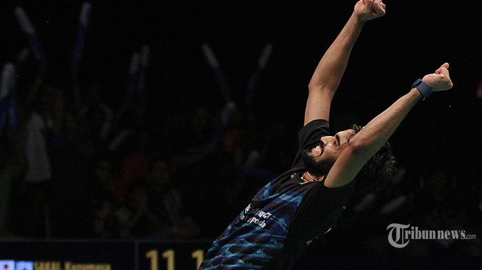 Pebulutangkis India, Kidambi Srikanth merayakann kemenangannya usai kalahkan pebulutangkis Japan Kazumasa Sakai dalam bertanding dalam Final Turnamen Bulutangkis BCA Indonesia Open Superseries Premier 2017 di Jakarta Convention Center, Jakarta, Minggu (18/6/2017) dalam pertandingan tersebut Kidambi Srikanth berhasil menjadi juara usai kalahkan Kazumasa Sakai. Super Ball/Feri Setiawan
