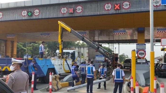 KECELAKAAN DI GERBANG TOL CIAWI - Beginilah kondisi terkini di Gerbang Tol Ciawi 2 Kabupaten Bogor usai insiden kontainer fuso bernomor polisi F-9717-FE menabrak palang pintu tol pada Senin (2/6/2025) siang.