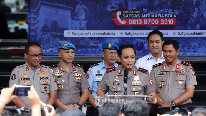 Wakapolri Komjen Gatot Eddy Pramono didampingi Kapolda Metro Jaya Irjen Nana Sudjana,?Direktur Reserse Kriminal Umum Polda Metro Jaya?Kombes Pol Suyudi Ario Seto, Kepala Satgas Anti Mafia Bola Brigjen Pol Hendro Pandowo dan Kabid Humas Polda Metro Jaya Kombes Pol Yusri Yunus saat memberikan keterangan pers terkait diaktifkannya kembali Satgas Anti Mafia Bola Tahap III di Direktorat Reserse Kriminal Umum Polda Metro Jaya, Jakarta Selatan, Selasa (11/2/2020). Satgas Anti Mafia Bola Tahap III diaktifkan kembali guna mengawasi kompetisi Liga 1, Liga 2 dan Liga 3 Indonesia serta menyelesaikan kasus mafia bola pada tahap I dan tahap II. Selain itu, agar isu manipulasi skor tidak lagi ada saat Indonesia menjadi tuan rumah Piala Dunia U-20 pada 2021 mendatang. Tribunnews/Jeprima 