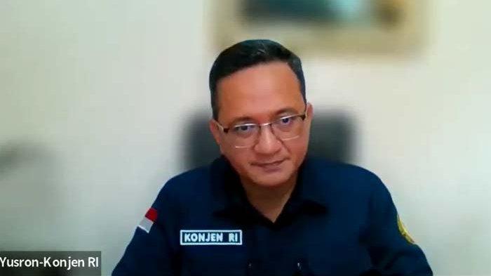 KONJEN RI DI JEDDAH - Konsul Jenderal RI (Konjen) RI di Jeddah, Yusron B Ambary saat jumpa pers secara daring melalui zoom meeting Jumat (21/3/2025) pukul 13.30 WAS atau 17.30 WIB, mengumumkan secara resmi nama korban kecelakaan bus pengangkut umrah di jalur Madinah-Makkah yang terjadi Kamis 20 Maret 2025.