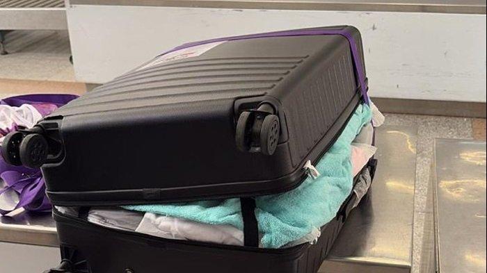 KOPER JEMAAH DIBONGKAR - Koper jemaah yang dibuka oleh pihak Bandara Arab Saudi karena ada barang yang dibungkus berlebih-lebihan, Rabu (21/5/2025).