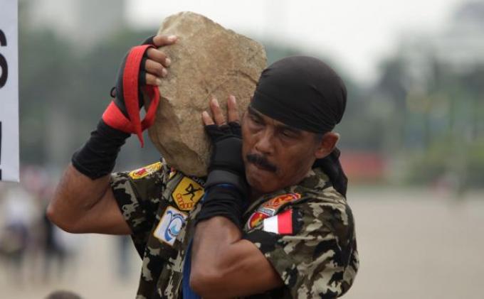 TNI TERKUAT - Kopral Subagyo Lelono saat melakukan aksinya.
