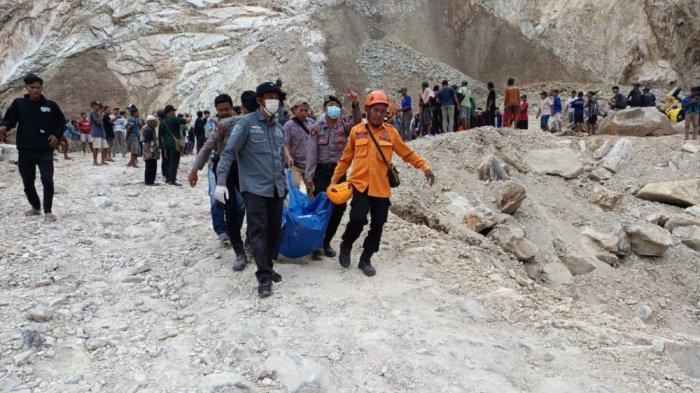 JENAZAH KORBAN LONGSOR - Longsor terjadi di Tambang Galian C Gunung Kuda, Desa Cipanas, Kecamatan Dukupuntang, Cirebon, Jawa Barat pada Jumat (30/5/2025).