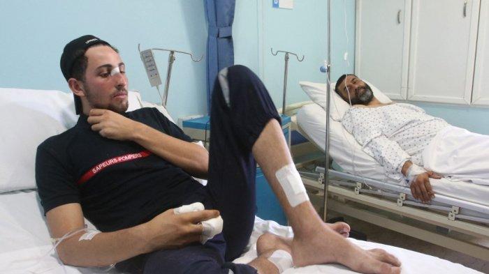 Paramedis yang terluka terbaring di sebuah rumah sakit di kota pesisir selatan Lebanon, Tyre, setelah dua ambulans tim pertahanan sipil Gerakan Amal terkena serangan di kota Tayr Harfa pada tanggal 5 November 2023.
