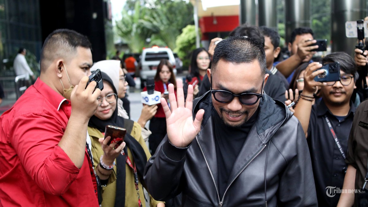 Bendahara Umum Partai NasDem Ahmad Sahroni berjalan ke luar ruangan usai menjalani pemeriksaan di Gedung KPK, Jakarta, Jumat (22/3/2024). Ahmad Sahroni memenuhi panggilan penyidik KPK sebagai saksi kasus dugaan tindak pidana pencucian uang (TPPU) dengan tersangka mantan Menteri Pertanian Syahrul Yasin Limpo (SYL). TRIBUNNEWS/IRWAN RISMAWAN