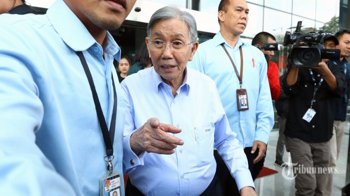 Mantan Menteri Keuangan dan Ketua KKSK Kwik Kian Gie meninggalkan gedung KPK usai menjalani pemeriksaan di Jakarta, Kamis (11/7/2019). Kwik Kian Gie diperiksa sebagai saksi kasus pemberian SKL kepada pemegang saham pengendali BDNI tahun 2004 sehubungan dengan pemenuhan kewajiban penyerahan aset oleh obligor BLBI kepada BPPN dengan tersangka Sjamsul Nursalim. TRIBUNNEWS/IRWAN RISMAWAN