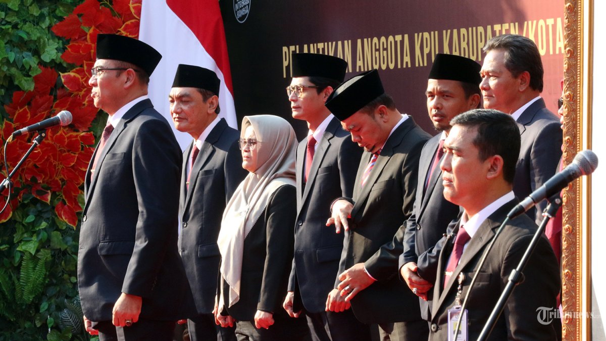 Ketua KPU RI Hasyim Asy'ari berserta anggota komisioner KPU memimpin upacara pelantikan di halaman Kantor KPU, Menteng, Jakarta Pusat, Senin (30/10/2023). Komisi Pemilihan Umum (KPU) resmi melantik 435 anggota dari 87 kabupaten/kota di sembilan provinsi berdasarkan Keputusan KPU Nomor 1440 Tahun 2023. Warta Kota/Yulianto