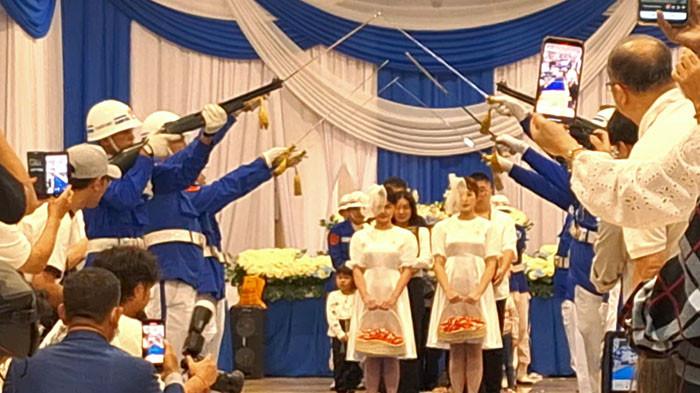KREMASI AYAH SARWENDAH - Upacara Pedang pora dilakukan petugas grand Heaven sebelum mengantarkan jenazah ayah Sarwendah, ke ruang krematorium untuk dikremasi.