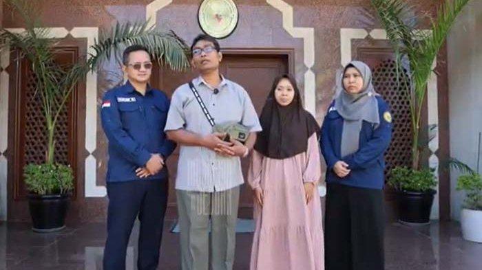 KORBAN KECELAKAN BUS DI JEDDAH - Foto orangtua Fabian Respati korban luka bakar kasus kecelakaan bus jamaah umrah asal Indonesia bersama Konjen Ri di Jeddah, Yusron B Ambary. Fabian telah dikunjungi orangtuanya di RS King Abdul Aziz Mahjar di Jeddah, akhir pekan kemarin. Dari keterangan pers yang dikeluarkan KJRI Jeddah ada respon menggembirakan dari Fabian saat pertemuan ini.