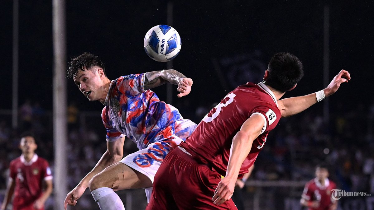 Indonesia Elkan Baggott (kanan) dan Filipina Jesse Curran (Kiri) bersaing memperebutkan bola pada pertandingan sepak bola kualifikasi Piala Dunia 2026 antara Filipina dan Indonesia di Manila pada 21 November 2023. (Photo by JAM STA ROSA / AFP)